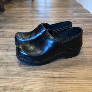 Women’s Black Leather Dansko Clogs Sz. 37